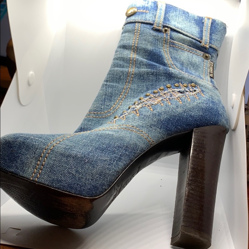 Roberto Botticelli by El dantes denim high boots.